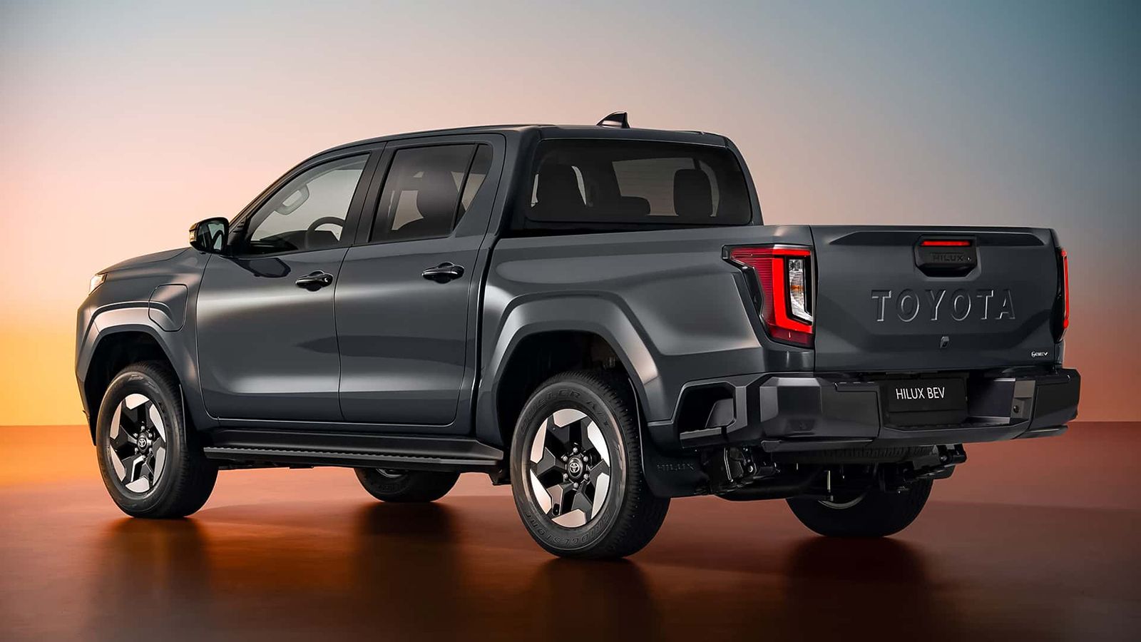 Πρεμιέρα για το νέο Toyota Hilux που έγινε και ηλεκτρικό!
